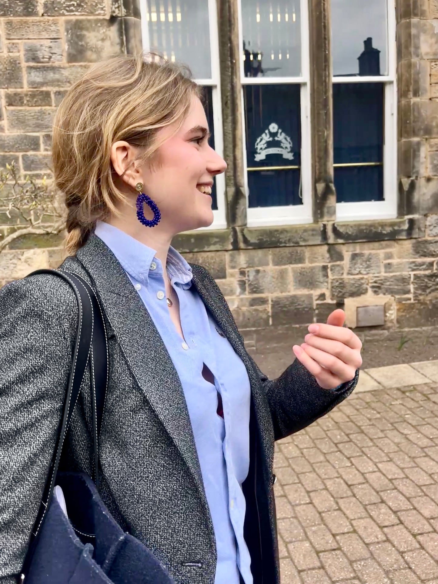 Felicity in Blau